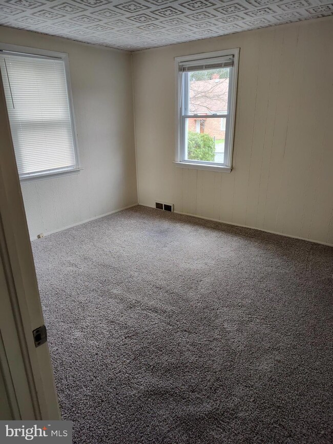 7923 Rolling View Ave, Nottingham, MD 21236 - photo 5