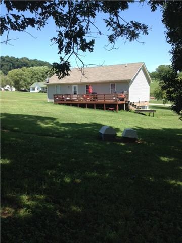 Very Large Yard & Shade Tree.