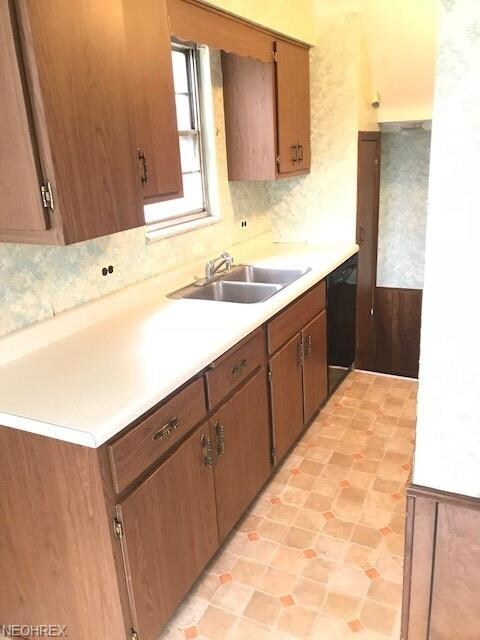 Kitchen comes with all appliances...