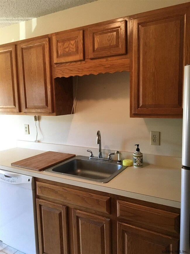 1702 Cambridge Manor Dr, Schenectady, NY 12302 - photo 2