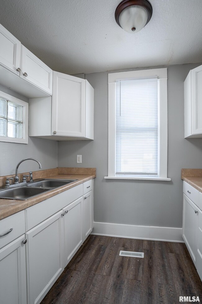 1416 W 15th St, Davenport, IA 52804 - photo 4