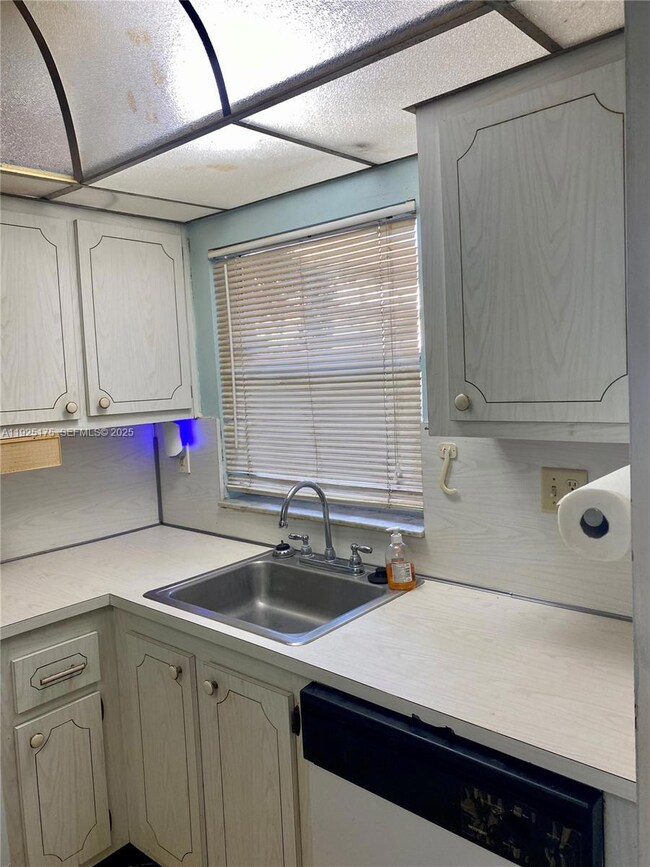 9261 Sunrise Lakes Blvd unit 103, Sunrise, FL 33322 - photo 6