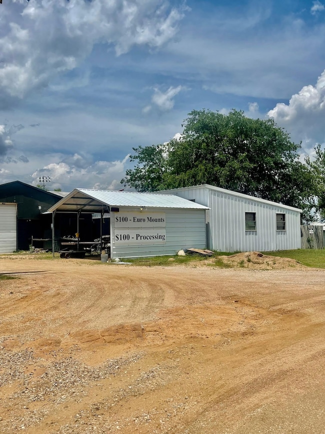 1010 Bessemer Ave, Llano, TX 78643 - photo 3