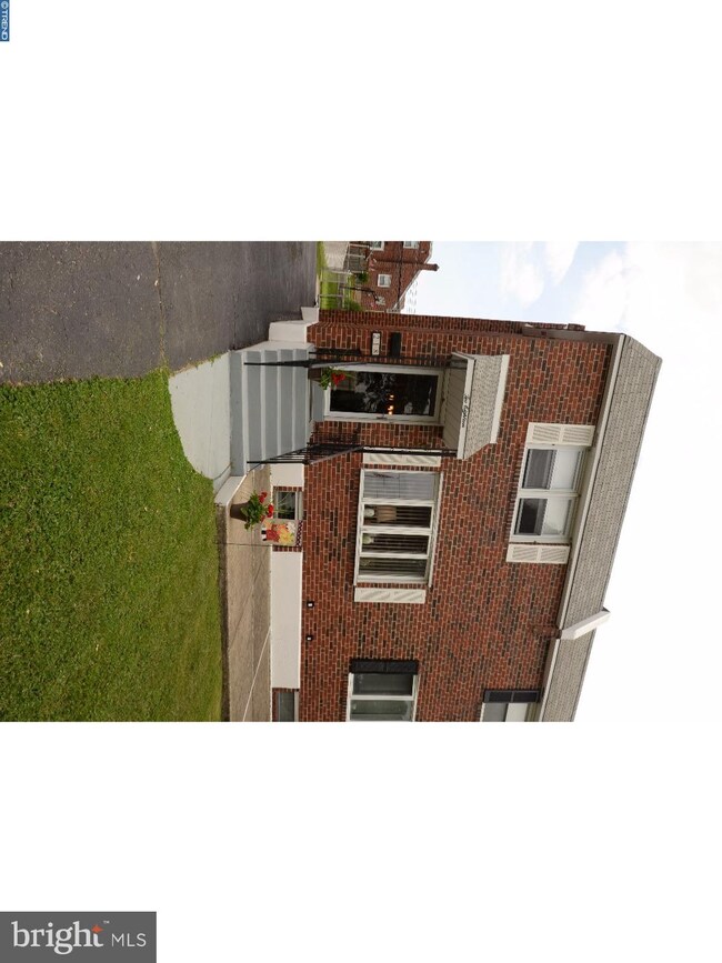 218 Morris Cir, Crum Lynne, PA 19022 - photo 2