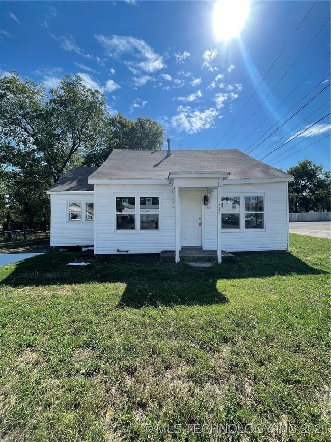 310 4th Ave SE, Ardmore, OK 73401 - photo 2