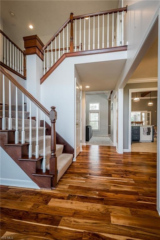 Dramatic 2 sty foyer with curved staircase and new