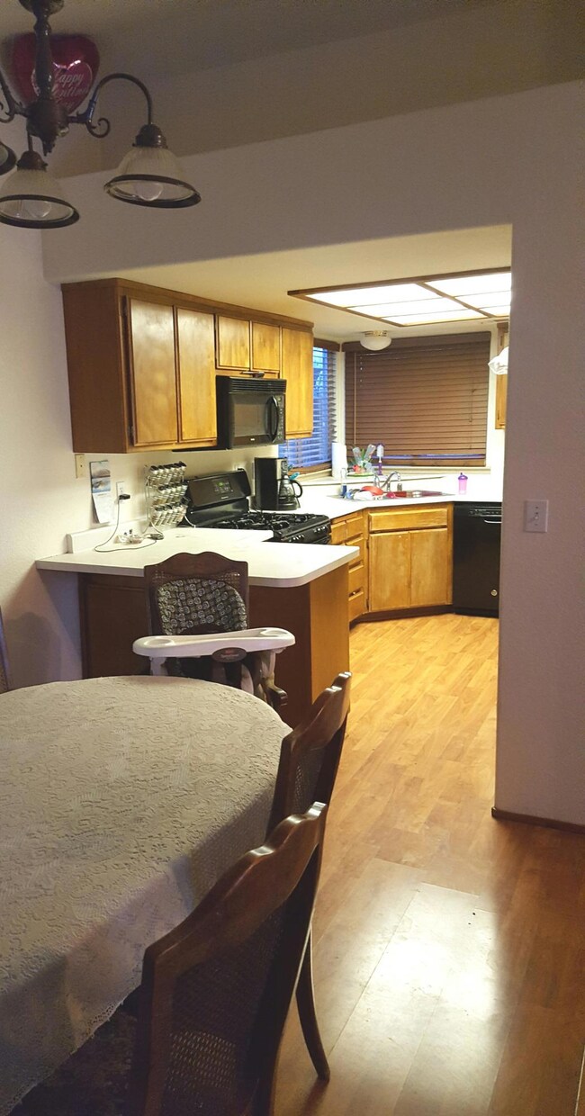 Dining to Kitchen