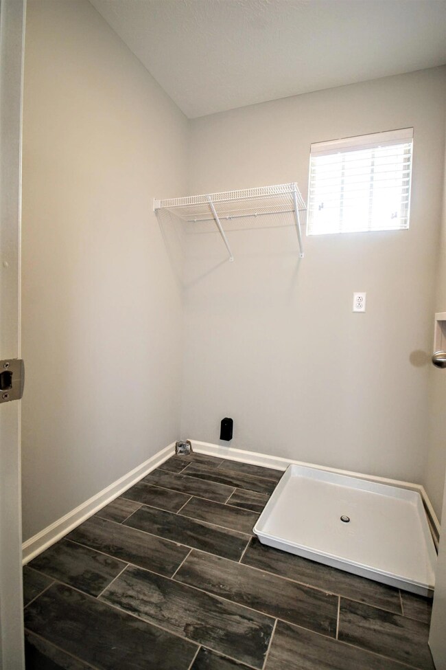 Laundry w/tile floor