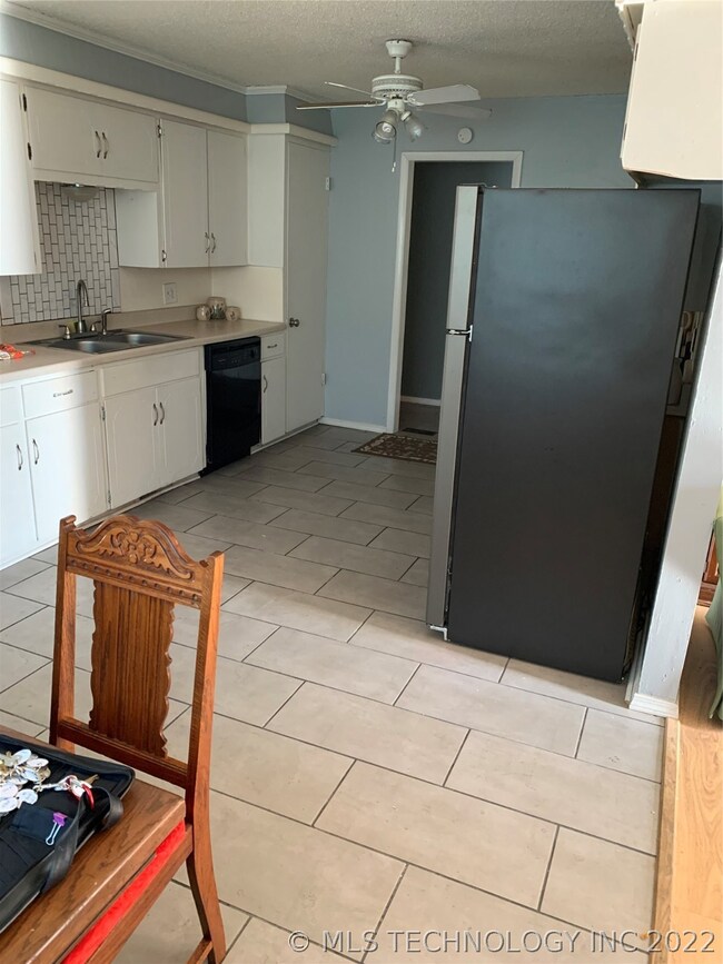 Large eat-in kitchen with Large kitchen with lots