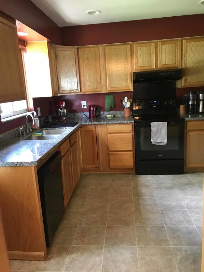 1243 Frisbee Dr, Columbus, OH 43224 - photo 3