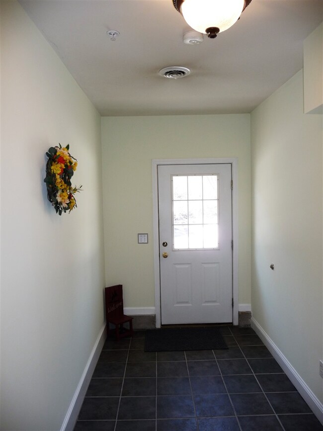 721 Mammoth Rd unit 13, Manchester, NH 03104 - photo 2