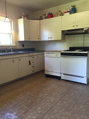 Needs an updated kitchen however space is good and