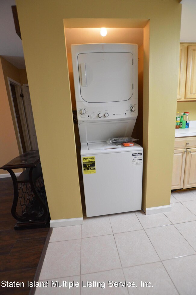 77 Robin Ct unit Side Apt, Staten Island, NY 10309 - photo 4