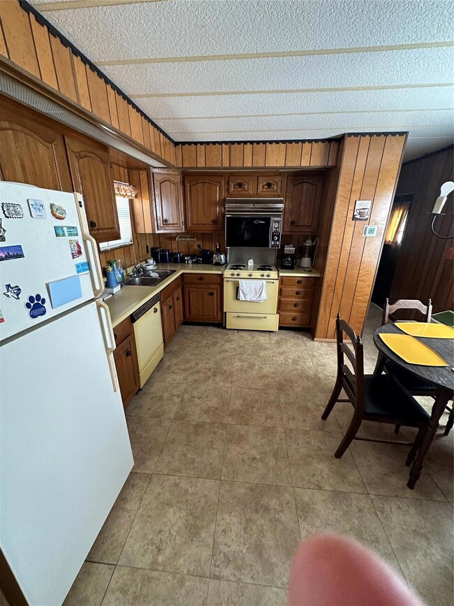 827 Skylark Dr, Granbury, TX 76049 - photo 7