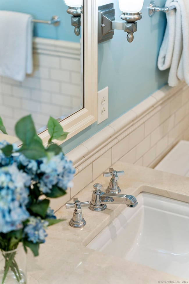 85 Memorial Rd unit 512, West Hartford, CT 06107 - photo 6