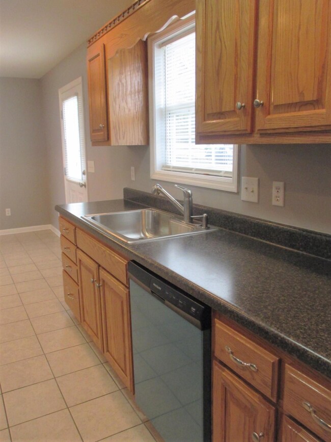 704 Oakdale St, Manchester, TN 37355 - photo 6