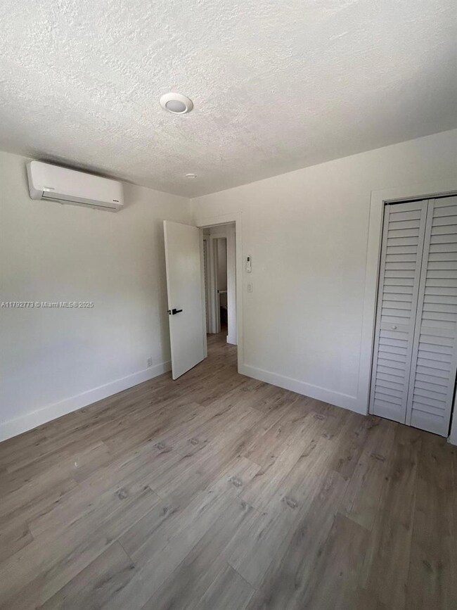 ROOM 1.