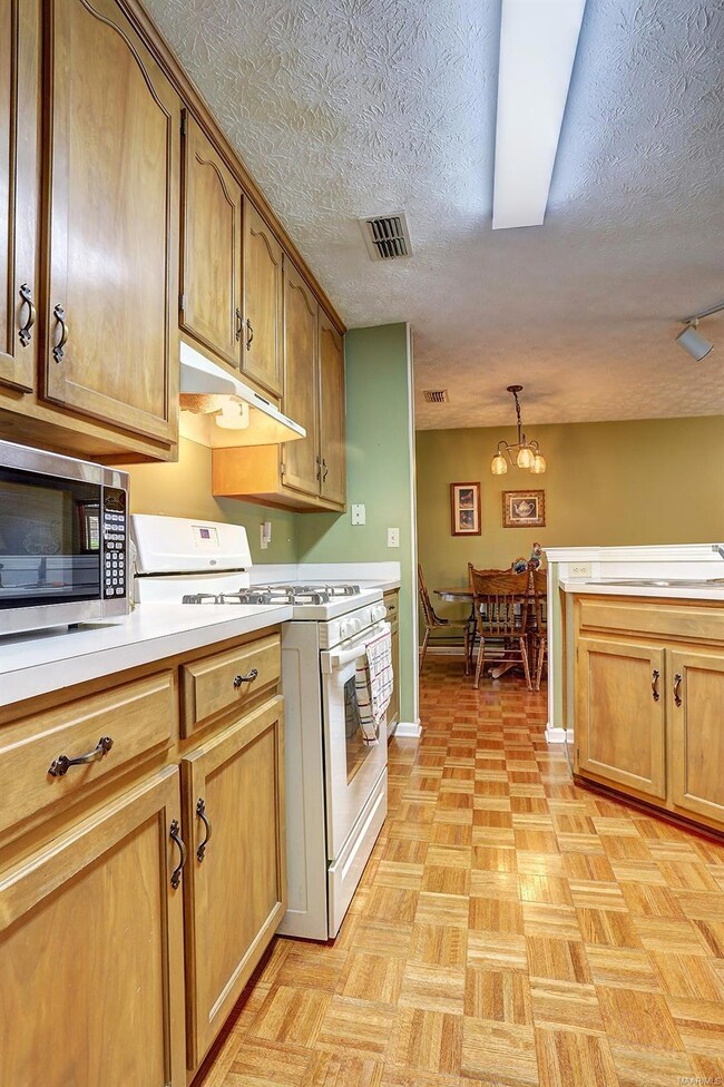 Pretty Kitchen with Gas Stove!