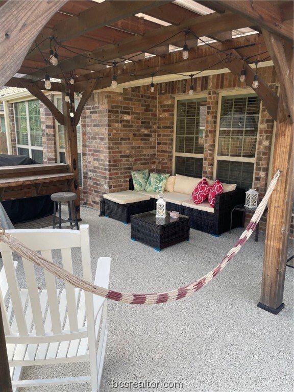 Back patio w/pergola
