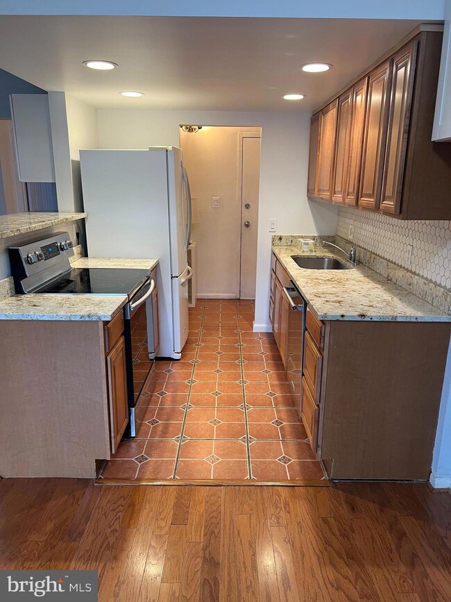 2228 Castle Rock Square unit 12C, Reston, VA 20191 - photo 2