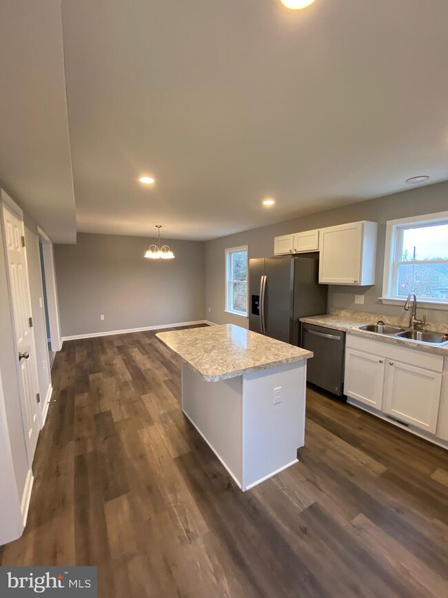 491 Stonewall St, Strasburg, VA 22657 - photo 2