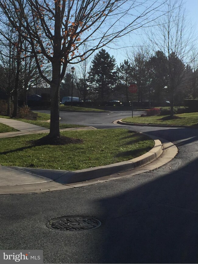 21205 Bunyan Cir, Germantown, MD 20876 - photo 2