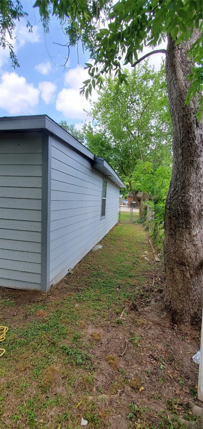 8805 Lomax St, Houston, TX 77093 - photo 7