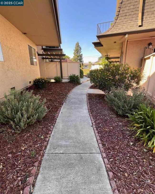 1093 Mohr Ln unit C, Concord, CA 94518 - photo 3