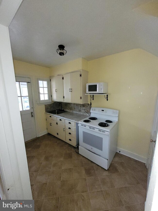 331 S Washington St unit A, Berkeley Springs, WV 25411 - photo 2