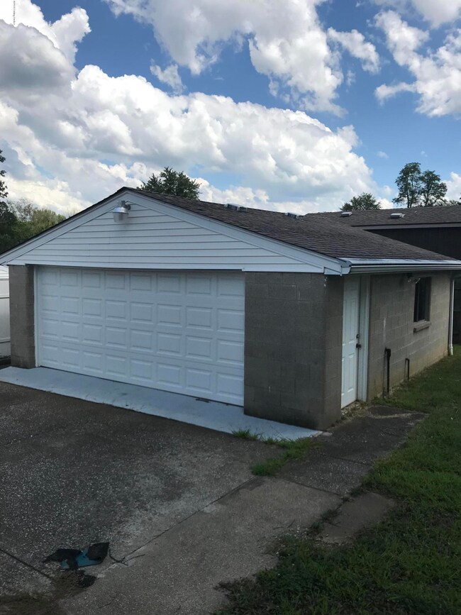 9203 Pagoda Dr, Louisville, KY 40229 - photo 5