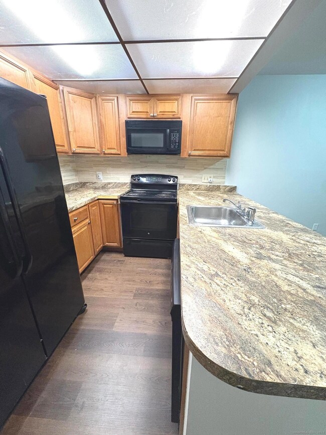 9 Patricia Rd unit E, Bridgeport, CT 06606 - photo 6