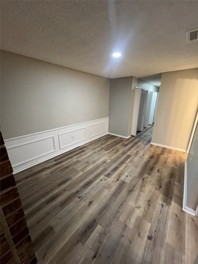 1310 Town Cir unit 1, Baytown, TX 77520 - photo 5