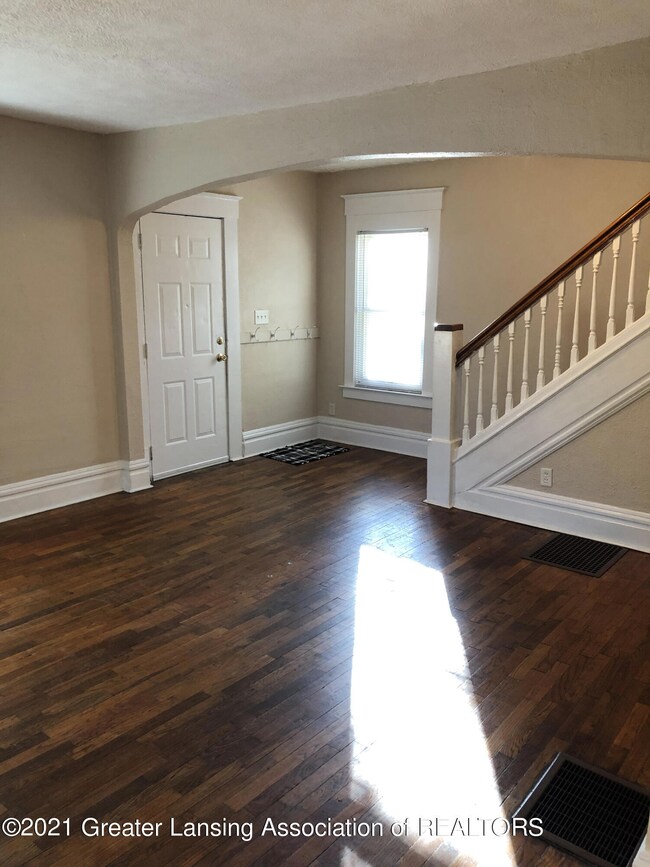 1130 Kingsley Ct, Lansing, MI 48915 - photo 2