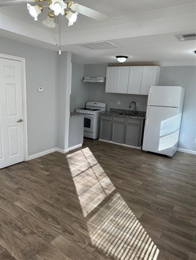 69 Neyland St, Houston, TX 77022 - photo 4