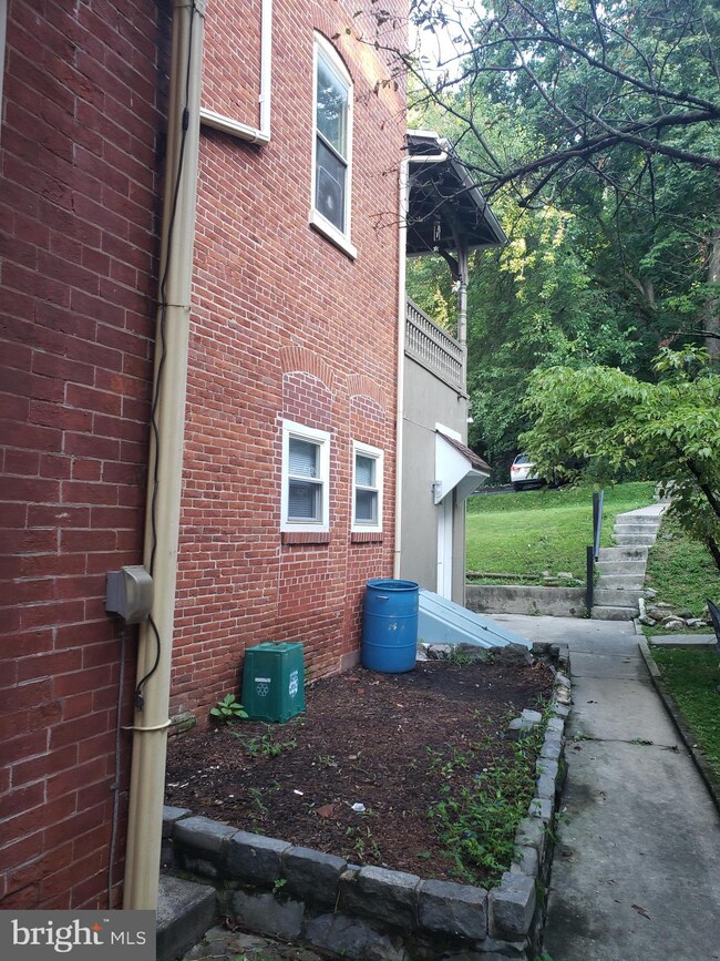 1607 Mineral Spring Rd, Reading, PA 19602 - photo 3