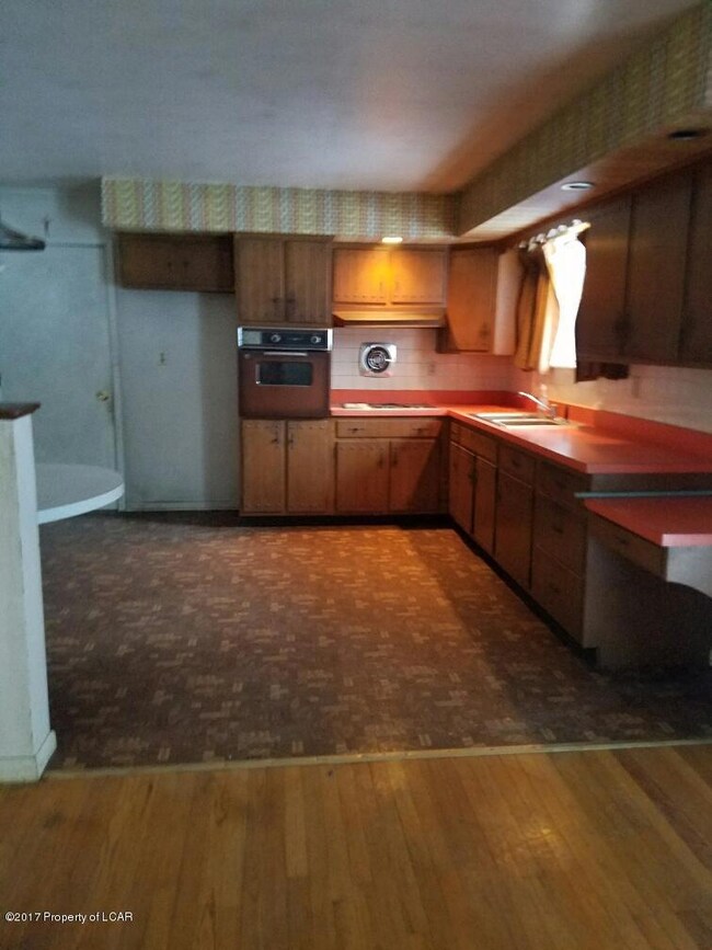 418 Mountain Ave, Tamaqua, PA 18252 - photo 3