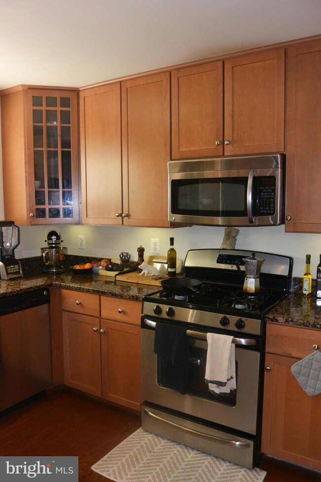 4113 S Four Mile Run Dr unit 102, Arlington, VA 22204 - photo 4