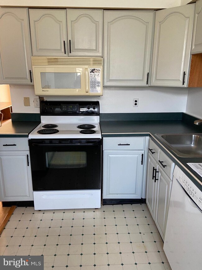 556B Willow Turn, Mount Laurel, NJ 08054 - photo 2