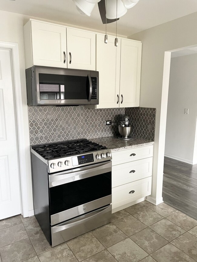 2105 Lancaster Cir unit 202B, Naperville, IL 60565 - photo 4