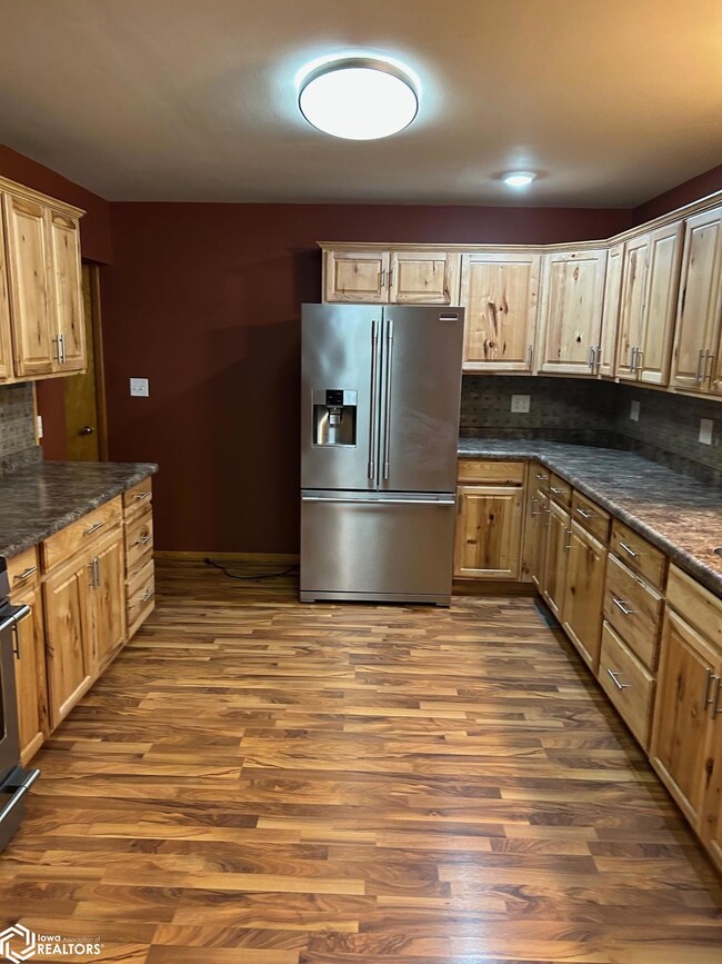 202 S Cedar Ave, Graettinger, IA 51342 - photo 2