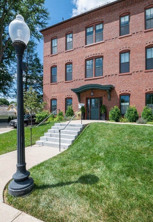 15 Sparhawk St unit 4, Amesbury, MA 01913 - photo 2