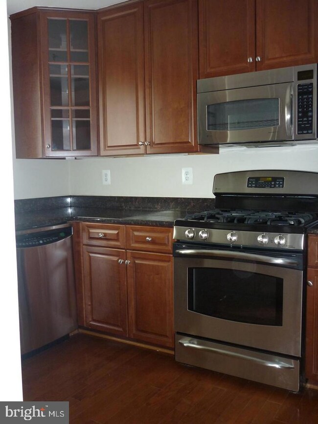 4069 S Four Mile Run Dr unit 302, Arlington, VA 22204 - photo 4