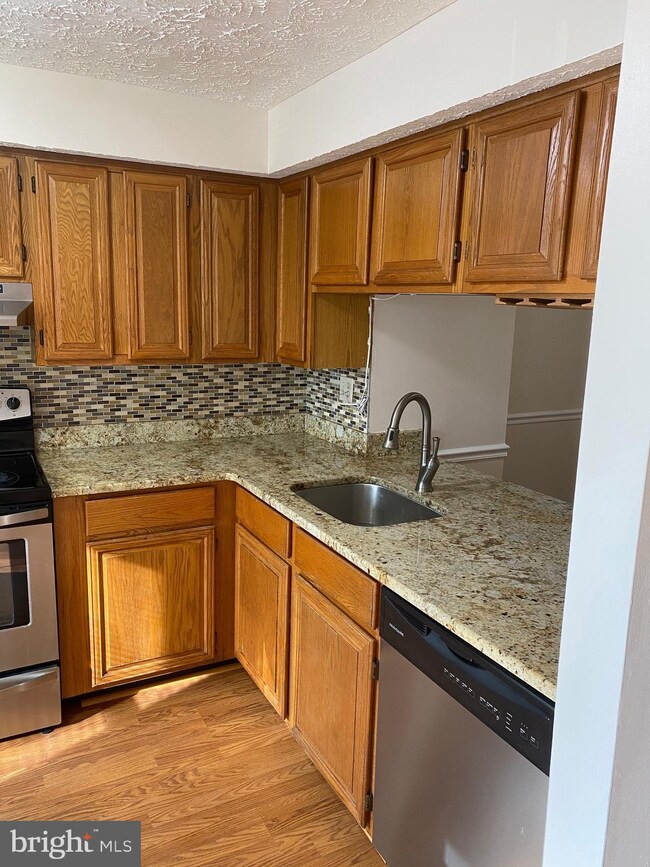 6041 Rowanberry Dr, Elkridge, MD 21075 - photo 2