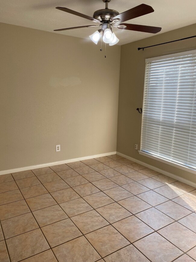 722 Regency Ct, Friendswood, TX 77546 - photo 7