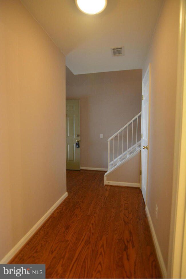 8208 Catbird Cir unit 202, Lorton, VA 22079 - photo 4