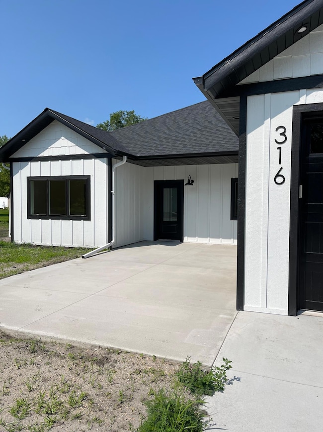 316 4th Ave SW, Hankinson, ND 58041 - photo 2