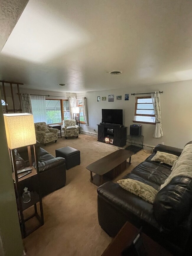 427 Keller Ave, Waukegan, IL 60085 - photo 2