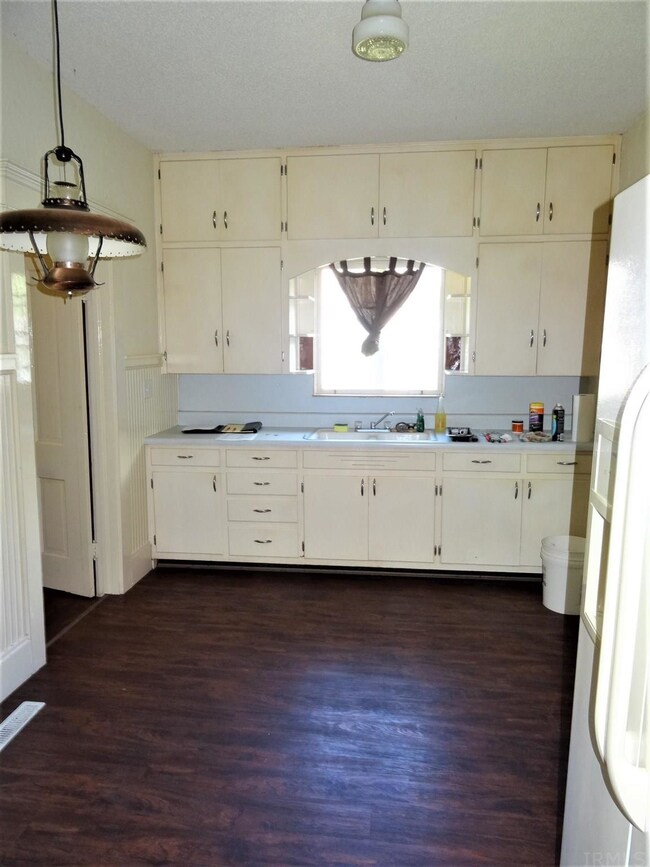 310 W 15th St, Auburn, IN 46706 - photo 2