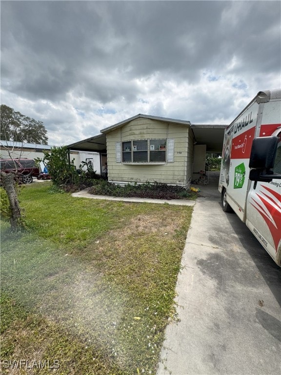 Manufactured / mobile home featuring a front yard