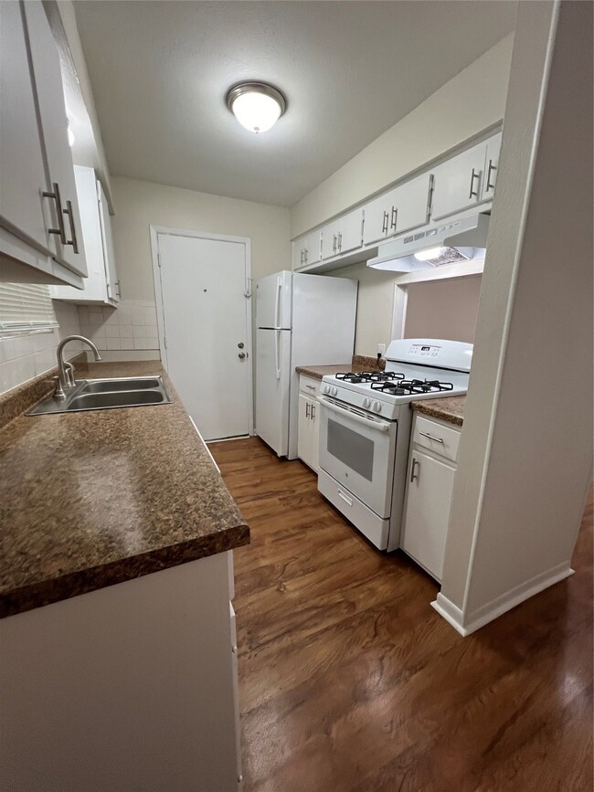 2400 5th St unit 8, Bay City, TX 77414 - photo 5